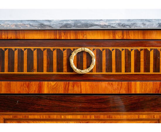 Credenza antica Napoleone III Francese in legni esotici pregiati con innesti di elementi in bronzo dorato. Periodo XIX secolo.