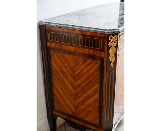 Credenza antica Napoleone III Francese in legni esotici pregiati con innesti di elementi in bronzo dorato. Periodo XIX secolo.