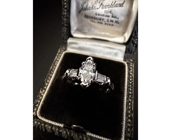 Anello con  Diamante  taglio  Marquise  0.60 ct.