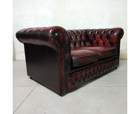 Divano Chesterfield 2 posti modello club inglese originale vintage in pelle rosso bordeaux 