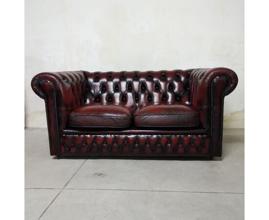 Divano Chesterfield 2 posti modello club inglese originale vintage in pelle rosso bordeaux 