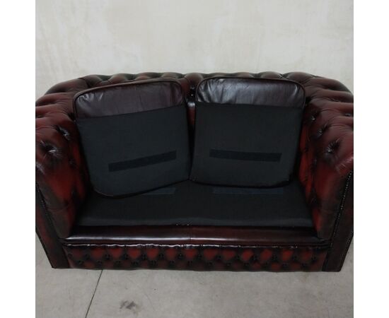 Divano Chesterfield 2 posti modello club inglese originale vintage in pelle rosso bordeaux 