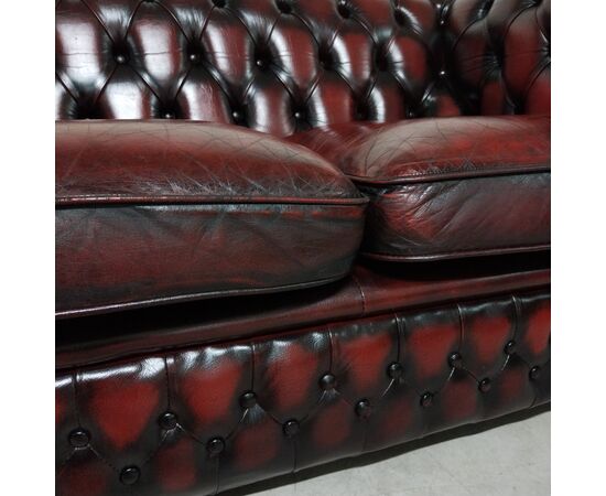 Divano Chesterfield 2 posti modello club inglese originale vintage in pelle rosso bordeaux 