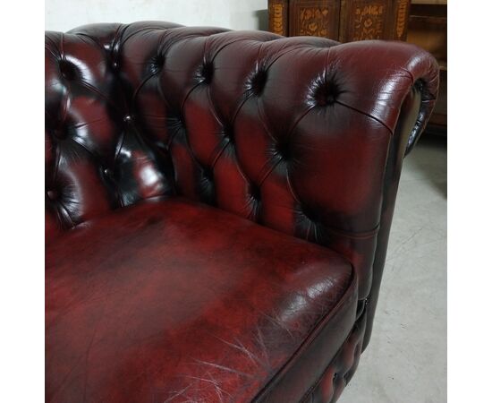 Divano Chesterfield 2 posti modello club inglese originale vintage in pelle rosso bordeaux 