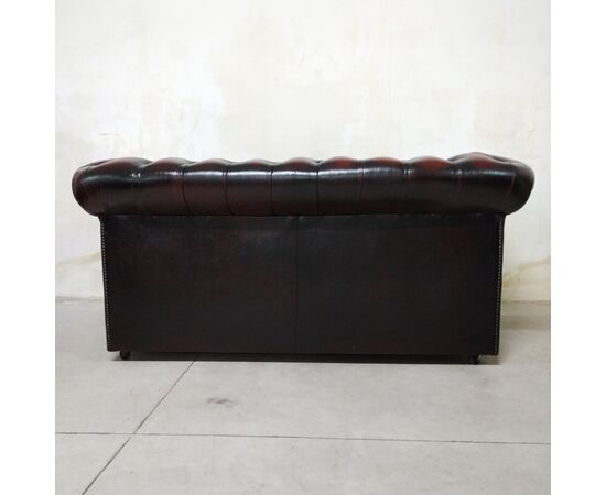 Divano Chesterfield 2 posti modello club inglese originale vintage in pelle rosso bordeaux 