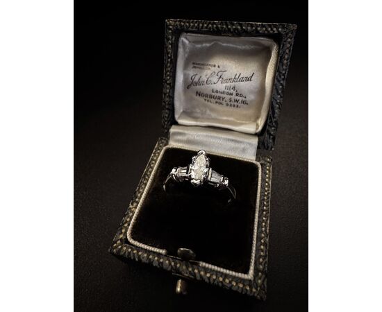 Anello con  Diamante  taglio  Marquise  0.60 ct.