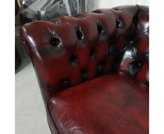 Divano Chesterfield 2 posti modello club inglese originale vintage in pelle rosso bordeaux 