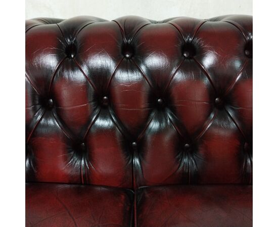 Divano Chesterfield 2 posti modello club inglese originale vintage in pelle rosso bordeaux 