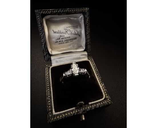 Anello con  Diamante  taglio  Marquise  0.60 ct.