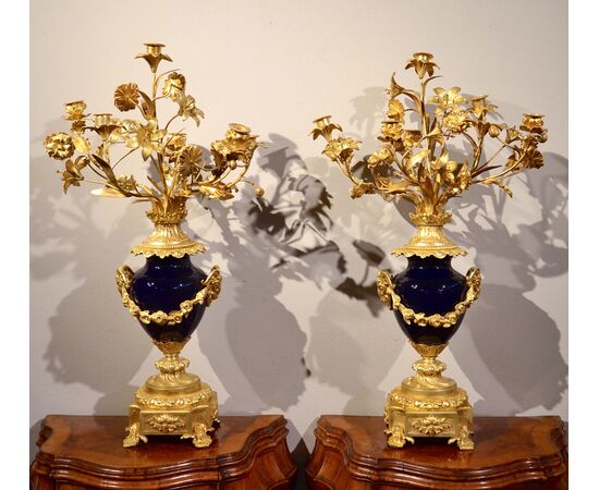 Coppia di candelabri Luigi XVI in bronzo dorato e percellana Sevres blu, Francia XIX secolo