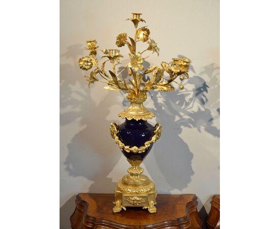 Coppia di candelabri Luigi XVI in bronzo dorato e percellana Sevres blu, Francia XIX secolo