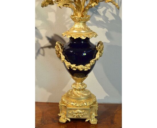 Coppia di candelabri Luigi XVI in bronzo dorato e percellana Sevres blu, Francia XIX secolo