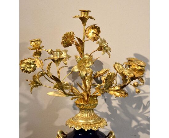 Coppia di candelabri Luigi XVI in bronzo dorato e percellana Sevres blu, Francia XIX secolo