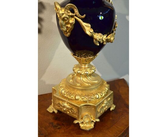 Coppia di candelabri Luigi XVI in bronzo dorato e percellana Sevres blu, Francia XIX secolo