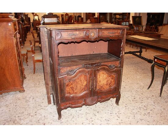 Credenza provenzale del 1700 in legno di noce e radica di noce con 2 ante e vano a giorno impreziosita di intagli