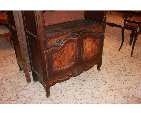 Credenza provenzale del 1700 in legno di noce e radica di noce con 2 ante e vano a giorno impreziosita di intagli