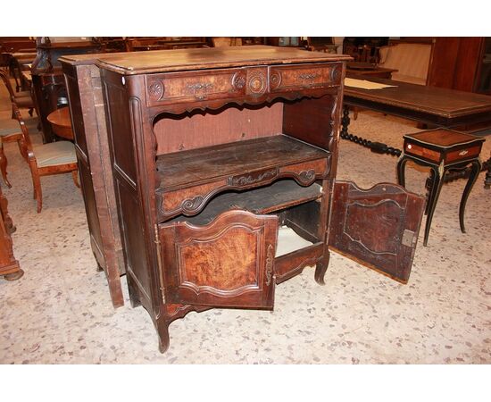 Credenza provenzale del 1700 in legno di noce e radica di noce con 2 ante e vano a giorno impreziosita di intagli