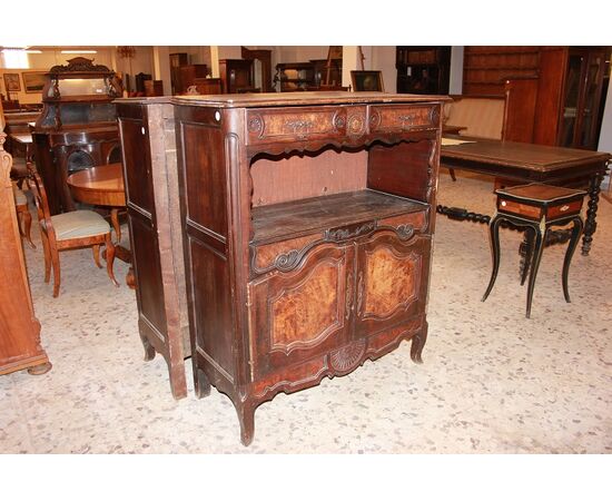 Credenza provenzale del 1700 in legno di noce e radica di noce con 2 ante e vano a giorno impreziosita di intagli