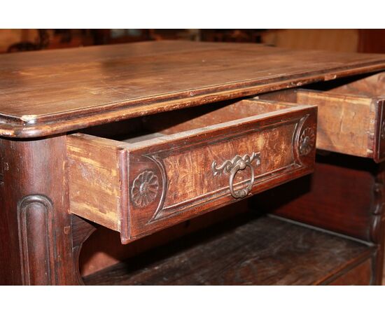 Credenza provenzale del 1700 in legno di noce e radica di noce con 2 ante e vano a giorno impreziosita di intagli