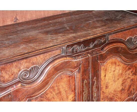 Credenza provenzale del 1700 in legno di noce e radica di noce con 2 ante e vano a giorno impreziosita di intagli