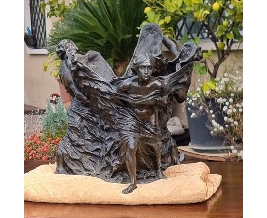 Affascinante scultura in bronzo del 1880 inno alla femminilità