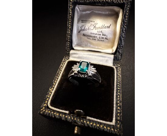 Anello  in  Platino  con  Smeraldo  e  Diamanti  