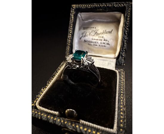 Anello  in  Platino  con  Smeraldo  e  Diamanti  