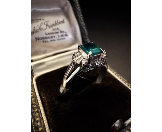 Anello  in  Platino  con  Smeraldo  e  Diamanti  