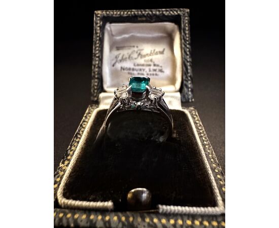 Anello  in  Platino  con  Smeraldo  e  Diamanti  