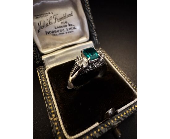 Anello  in  Platino  con  Smeraldo  e  Diamanti  