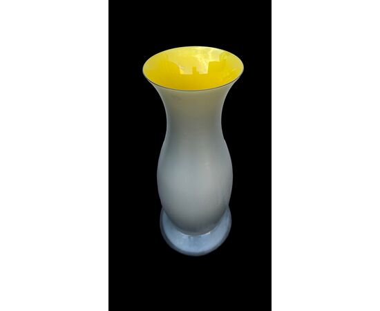 Vaso a’tromba’in vetro inciso incamiciato grigio-giallo.Salviati,Murano.