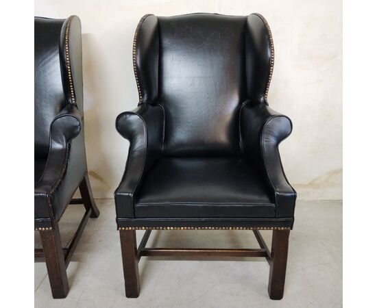 Coppia di poltrone inglese bergere in pelle nera del XX secolo 