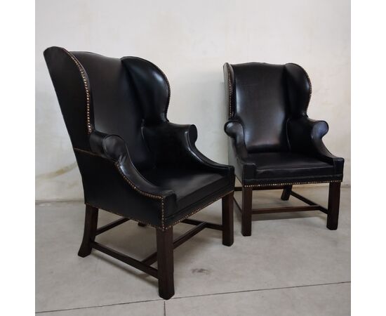 Coppia di poltrone inglese bergere in pelle nera del XX secolo 