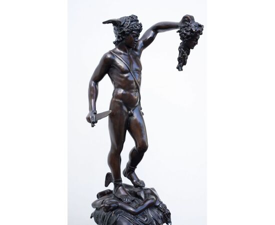 Statua in bronzo di Perseo con la testa di Medusa