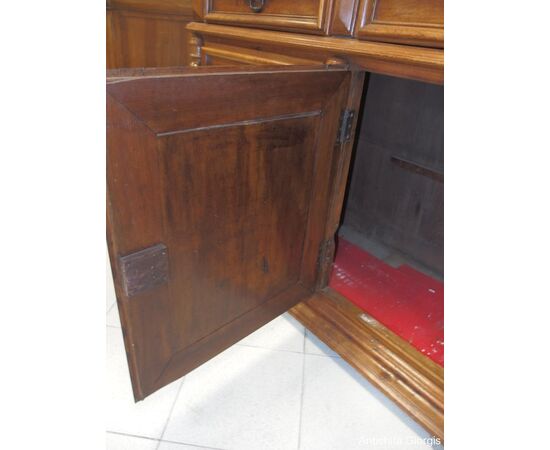 CREDENZA IN NOCE A TRE PORTE EPOCA 700 Dimensioni: cm L227xP61xH109