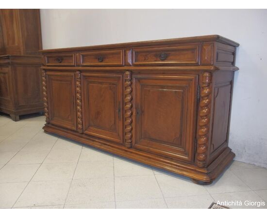 CREDENZA IN NOCE A TRE PORTE EPOCA 700 Dimensioni: cm L227xP61xH109