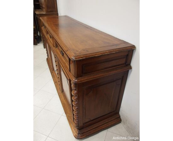 CREDENZA IN NOCE A TRE PORTE EPOCA 700 Dimensioni: cm L227xP61xH109