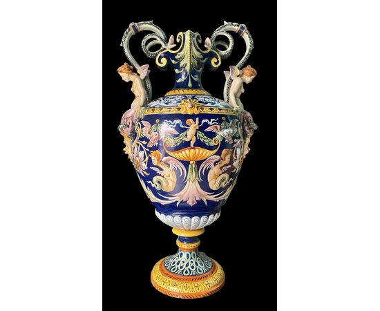 Grande vaso biansato in maiolica policroma.Manifattura Ginori.