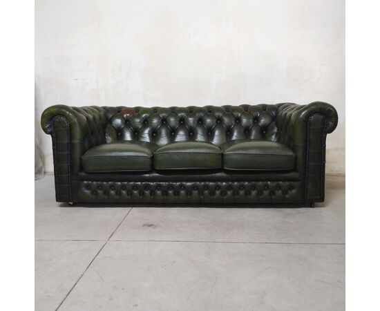 Divano Chesterfield 3 posti club vintage inglese originale in pelle verde 