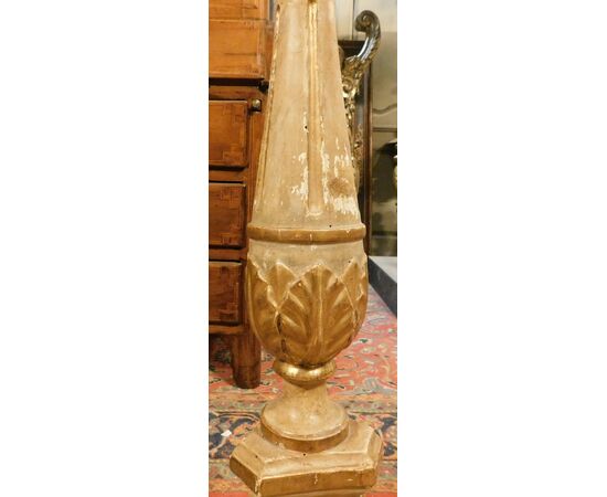  LAMP241 - Candelieri in legno laccato e scolpito, misure cm L 35 x P 35 x H 140 