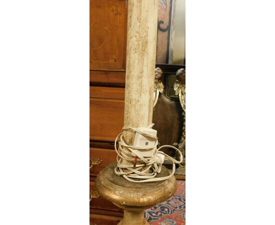  LAMP241 - Candelieri in legno laccato e scolpito, misure cm L 35 x P 35 x H 140 