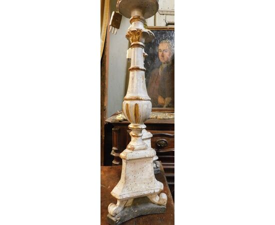  LAMP240 - Candelieri in legno laccato, epoca '800, misure cm L 20 x P 20 x H 95  