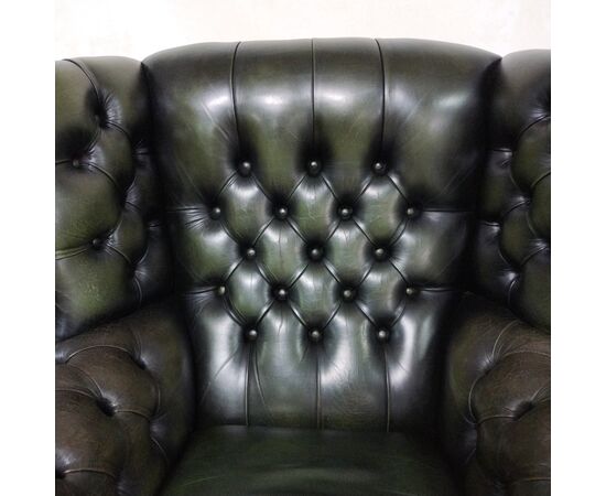 Coppia di poltrone chesterfield monk o bergere vintage inglese originale in pelle verde 