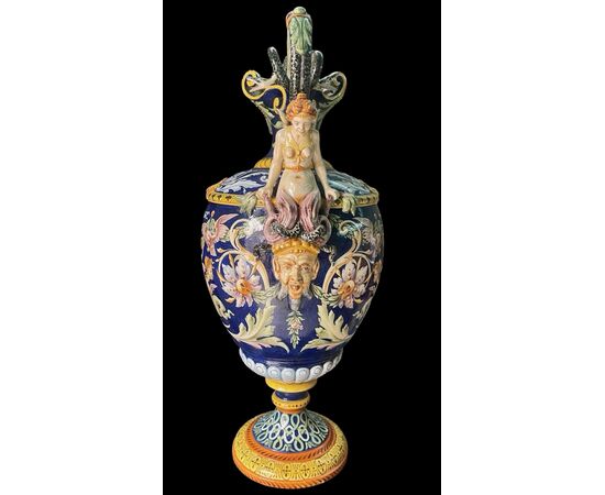 Grande vaso biansato in maiolica policroma.Manifattura Ginori.