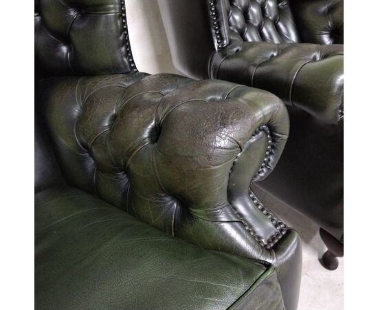 Coppia di poltrone chesterfield monk o bergere vintage inglese originale in pelle verde 