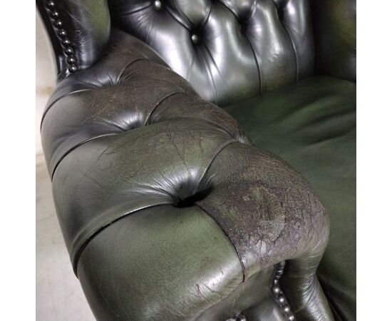 Coppia di poltrone chesterfield monk o bergere vintage inglese originale in pelle verde 