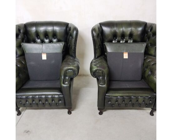 Coppia di poltrone chesterfield monk o bergere vintage inglese originale in pelle verde 