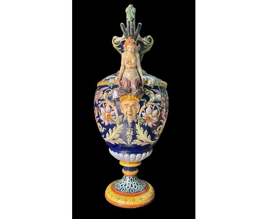 Grande vaso biansato in maiolica policroma.Manifattura Ginori.