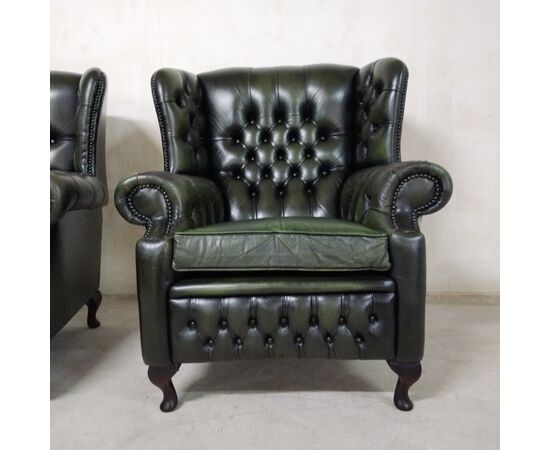 Coppia di poltrone chesterfield monk o bergere vintage inglese originale in pelle verde 