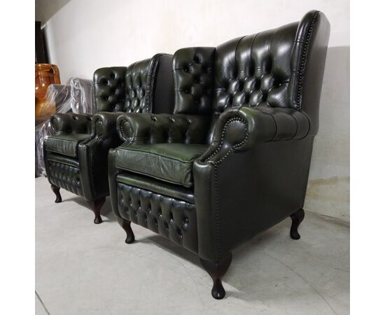 Coppia di poltrone chesterfield monk o bergere vintage inglese originale in pelle verde 